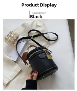Détail du sac seau noir avec foulard en soie léopard et bandoulière réglable