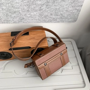 Borsa a tracolla marrone in pelle martellata con cuciture bianche e fibbia in metallo