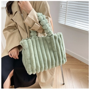Détail du sac cabas en fausse fourrure verte avec texture nervurée et anses douces