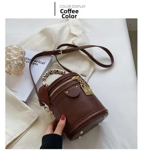 Détail du sac seau marron café avec foulard en soie léopard sur la poignée