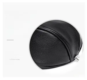 Détail d'un sac banane en cuir grainé noir montrant les coins arrondis et le zip argenté