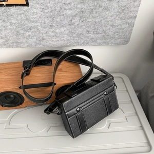 Borsa a tracolla nera a scatola con cuciture a contrasto e cinturino in pelle regolabile