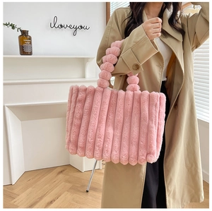 Sac cabas en fausse fourrure rose à texture matelassée et poignée à pompon stylée