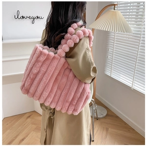 Détail du sac cabas en peluche rose avec rayures et poignée à bulles duveteuses