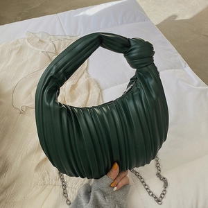 Sac croissant plissé vert foncé avec poignée à nœud et chaîne argentée pour femme