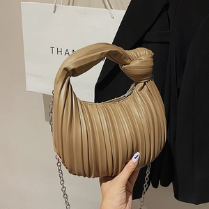 Sac hobo plissé kaki avec poignée nouée et chaîne argentée montré dans un contexte lifestyle