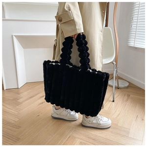 Détail du sac cabas en peluche noire avec texture côtelée et poignée à billes unique