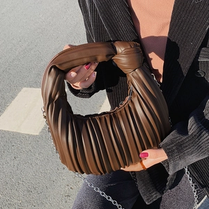 Sac plissé marron avec poignée nouée et bandoulière en chaîne argentée pour femme