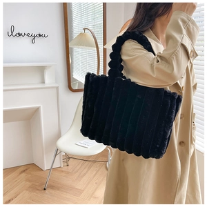 Détails du cabas en fausse fourrure noire avec texture matelassée et poignées arrondies