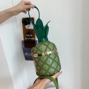 Sac seau design ananas avec feuilles vertes et détails en métal doré à rivets