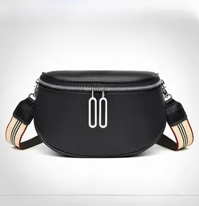Gros plan du sac ceinture en cuir noir avec bandoulière rayée rouge et blanche