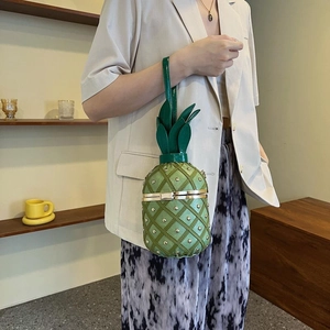 Sac seau original en forme d'ananas, similicuir vert matelassé avec des clous dorés