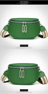 Détail du sac banane en cuir litchi vert avec double fermeture éclair et bandoulière colorée