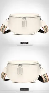 Détail du sac de selle en cuir grainé blanc cassé avec double zip et bandoulière rayée