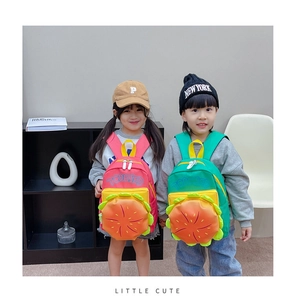 Détails des bretelles réglables et poches burger sur les sacs à dos mignons enfant