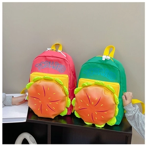 Détail d'un sac à dos enfant en forme de burger en tissu nylon rose et vert vif