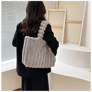 Détail du sac cabas gris en peluche avec texture matelassée et bandoulière à bulles