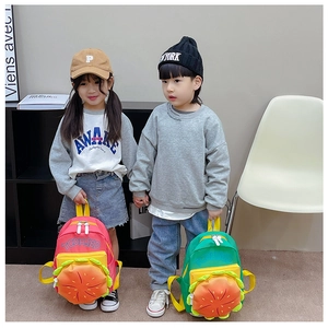 Détail du sac à dos enfant motif hamburger avec poches 3D et bretelles jaunes