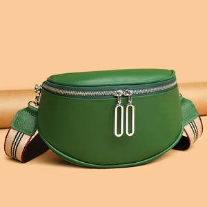 Sac banane demi-lune en cuir vert avec bandoulière rayée et fermetures éclair argentées