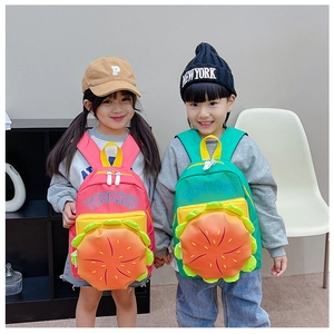 Détail d'enfants portant des sacs à dos mignons en forme de hamburger aux poches 3D vives