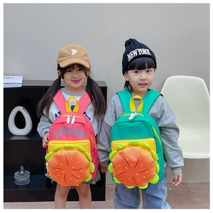 Détail des poches en forme de burger sur sacs à dos enfants en nylon rose et vert