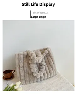 Détail d'un grand sac cabas en peluche beige avec textures ondulées et poignée à billes
