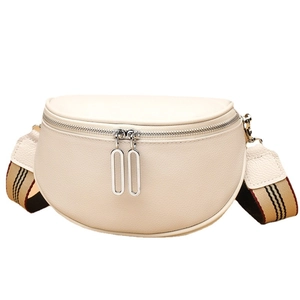 Sac bandoulière demi-lune en cuir beige avec bandoulière en toile rayée