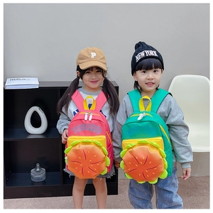 Enfants portant des sacs à dos mignons en forme de hamburger au design amusant