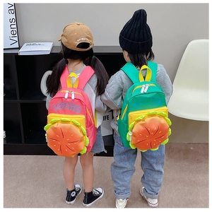 Vue détaillée de dos des sacs à dos hamburger pour enfants en rouge et vert à bretelles