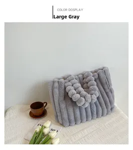 Détail du grand sac cabas gris en peluche avec texture matelassée et anse à pompons