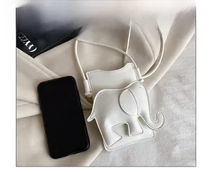 Comparaison de taille d'un sac éléphant blanc à côté d'un smartphone moderne
