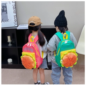 Détail d'un sac à dos enfant en forme de burger avec textures 3D et design coloré ludique