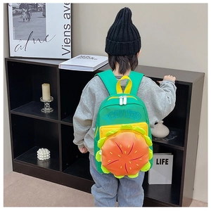 Vue détaillée du sac à dos enfant vert avec imprimé TCOHSED et bordures florales en relief
