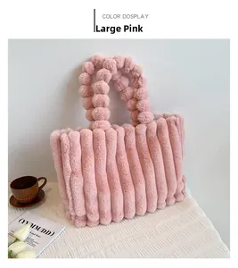 Gros plan du sac cabas en peluche rose avec texture en fausse fourrure et poignée pompon