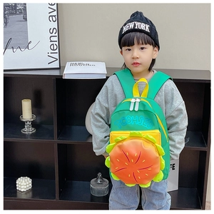 Détail d'un sac à dos enfant style burger avec toile verte vive et fermetures éclair jaunes
