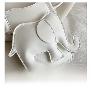 Gros plan d'un bijou de sac en cuir PU blanc en forme d'éléphant avec des coutures fines