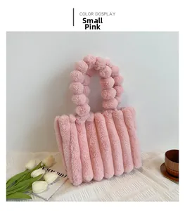 Détail du petit sac cabas en fausse fourrure rose avec anse à boules pelucheuses