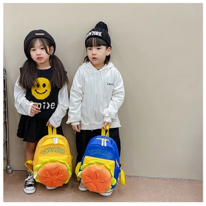 Détail du sac à dos enfant en forme de burger avec fermetures éclair et sangles jaunes