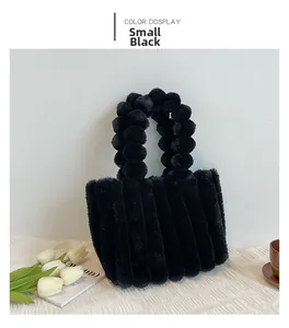 Détail du sac à main en peluche noir avec une texture plissée verticale en fausse fourrure