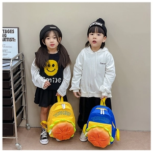Détail de sacs à dos pour enfants en forme de burger en bleu et jaune