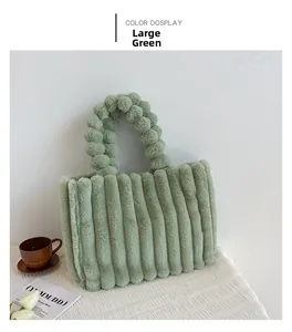 Détail du sac cabas en peluche vert sauge avec rayures et poignée à pompons doux