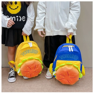 Détail de la poche en forme de burger sur le sac à dos pour enfants en nylon avec lettres