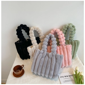 Détail de sacs cabas en peluche en cinq couleurs avec poignées bulles et texture rayée
