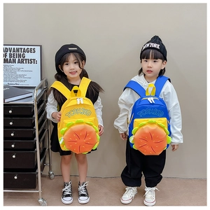 Vue détaillée des sacs à dos enfants jaune et bleu avec motifs hamburger en relief 3D