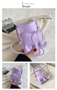 Détail du mini sac bandoulière violet en forme d'éléphant avec oreilles créatives en 3D