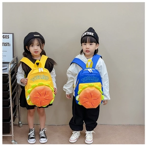 Gros plan du design 3D de burger et de fleur sur des sacs à dos enfants jaune et bleu