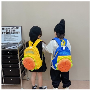 Sac à dos pour enfants avec poche hamburger 3D porté par deux petits modèles