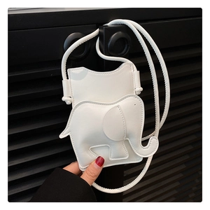 Détail du mini sac bandoulière en cuir blanc en forme d'éléphant avec une fine bandoulière