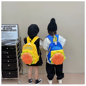 Détail d'un sac à dos créatif pour enfants en forme de burger avec un design 3D tendance