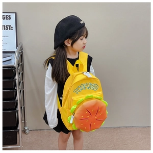 Détail d'un joli sac à dos enfant jaune avec motif burger 3D et bretelles